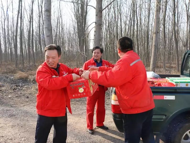 江汉采油厂:节前送温暖 浓情满油区