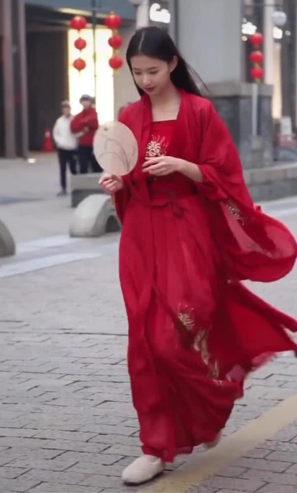 女大学生穿汉服上街,回眸一笑瞬间,这是刘亦菲神仙姐姐吗?