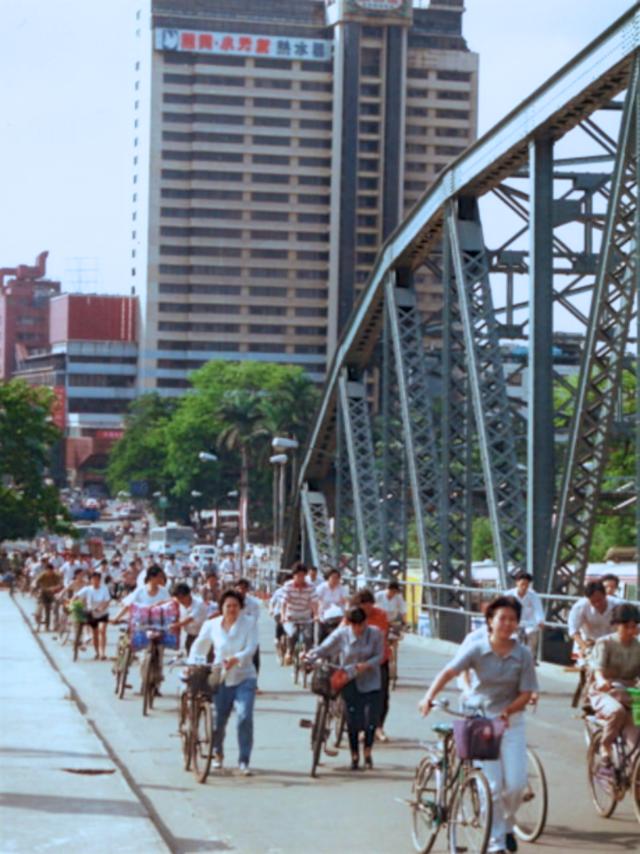 九十年代初广州街拍,快速发展的大都市