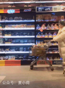 搞笑GIF趣圖：馬子在超市摔了一跤，我要不要找他們索賠？ 搞笑 第2張