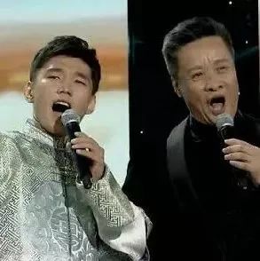 60岁阎维文与25岁傲日其愣合唱《天边》美妙旋律 太美了!