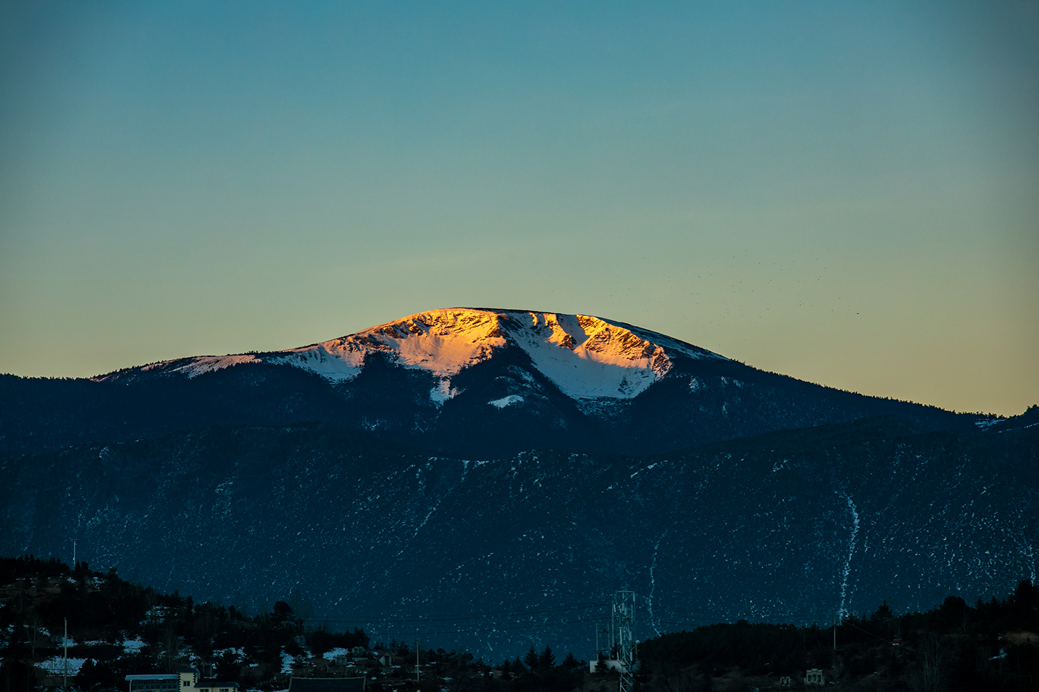 在这座雪山的顶峰,我们能看到8座神圣的大雪山