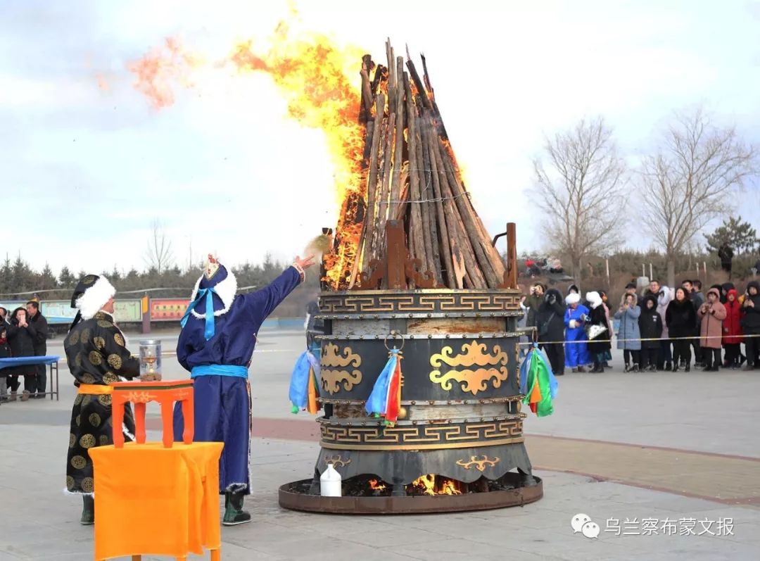 乌兰察布市多地举行蒙古族传统祭火仪式