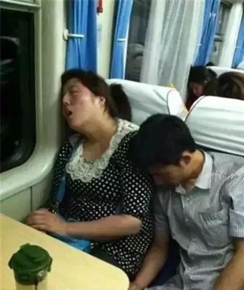 春運火車上的各種睡姿，笑著笑著就…… 搞笑 第16張