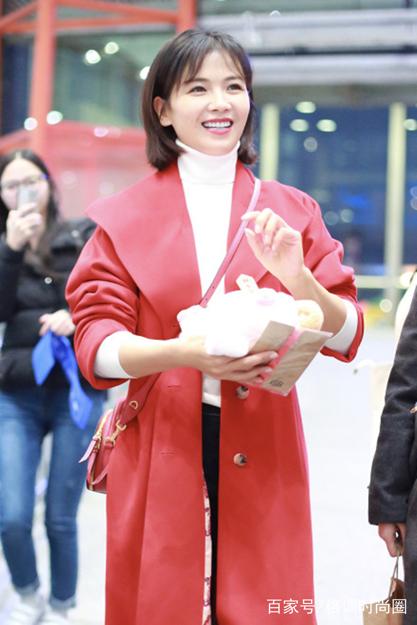 劉濤美起來不低調！紅色大衣配白色高領衫走機場，41歲美成小姑娘 時尚 第6張