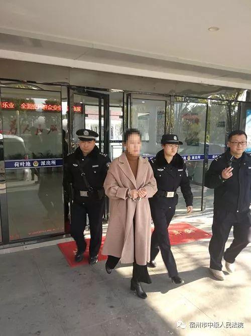 尬演剧场:女"老赖"被拘送检套路多,撒泼打诨装昏倒