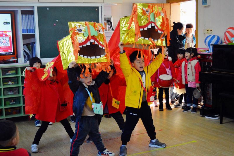 市实验幼儿园中四班的舞龙舞狮队到各班拜年龙岩市总工会,龙岩市实验