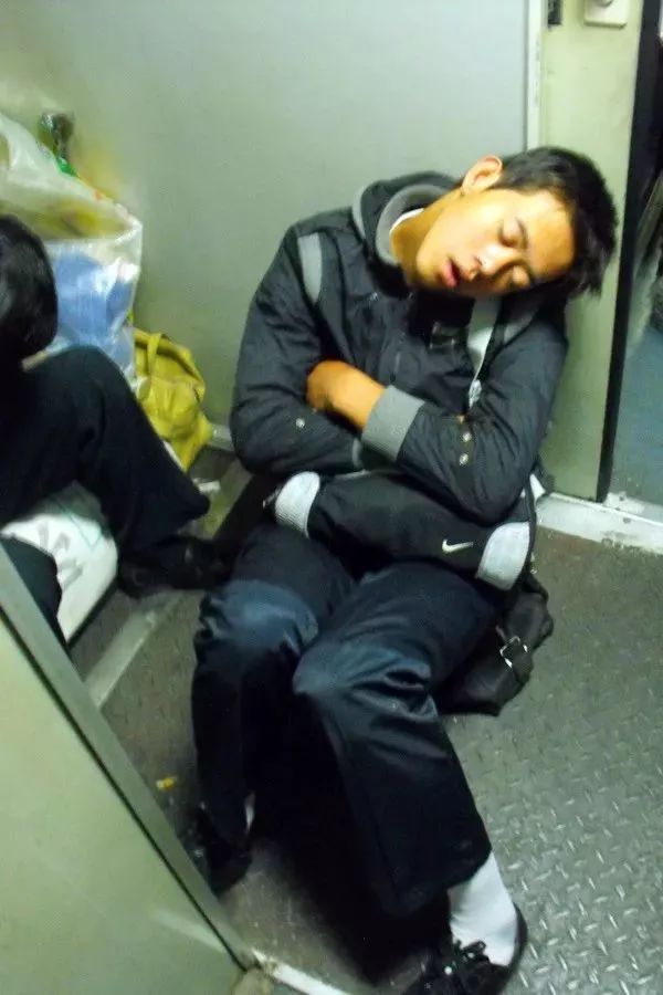 春運火車上的各種睡姿，笑著笑著就…… 搞笑 第30張