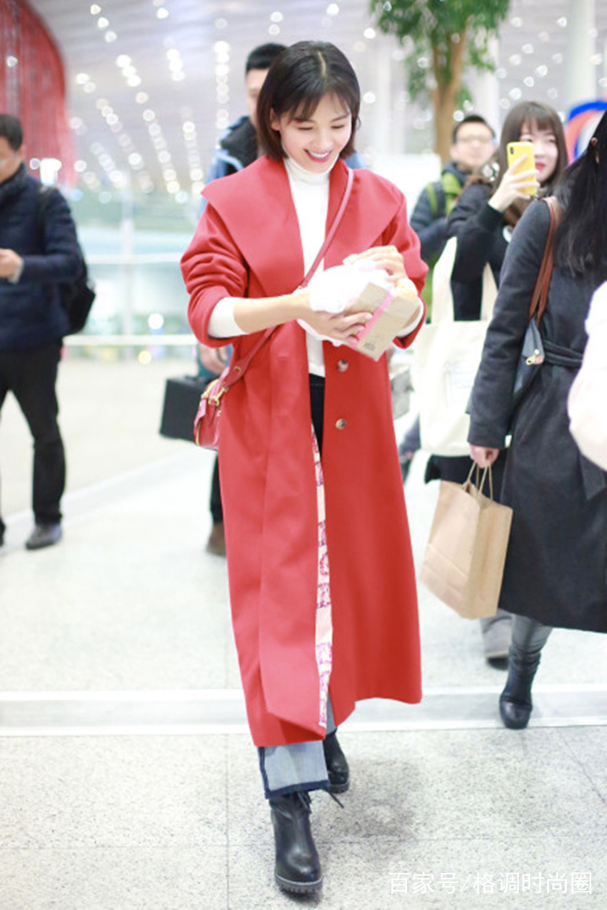 劉濤美起來不低調！紅色大衣配白色高領衫走機場，41歲美成小姑娘 時尚 第3張