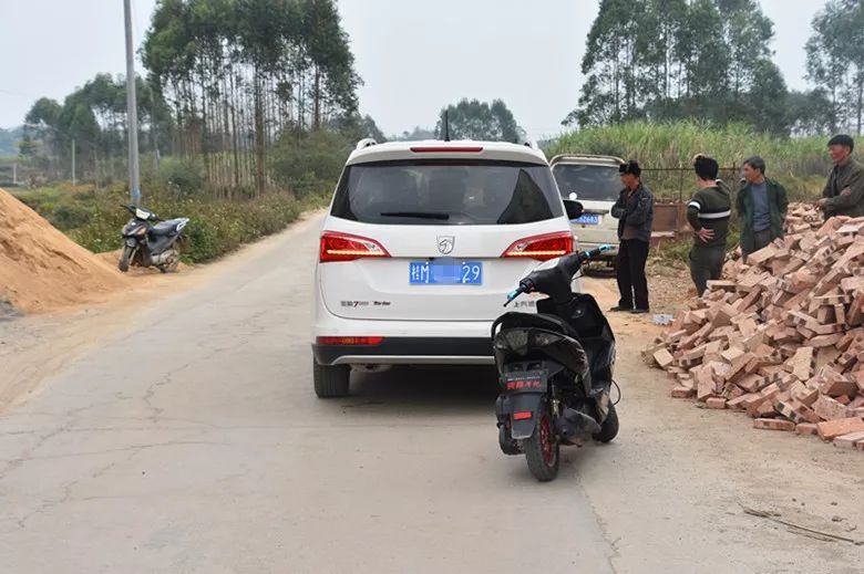 惊吓!钦州一司机打盹瞬间,摩托车迎面撞上了白色小车