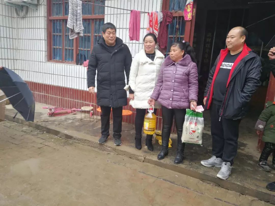 广东省河南淮阳商会扶贫工作组冒雨驱车来到了冯塘乡张庄村