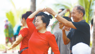 "候鸟老人"在海南省三亚市三亚湾跳舞.人民视觉