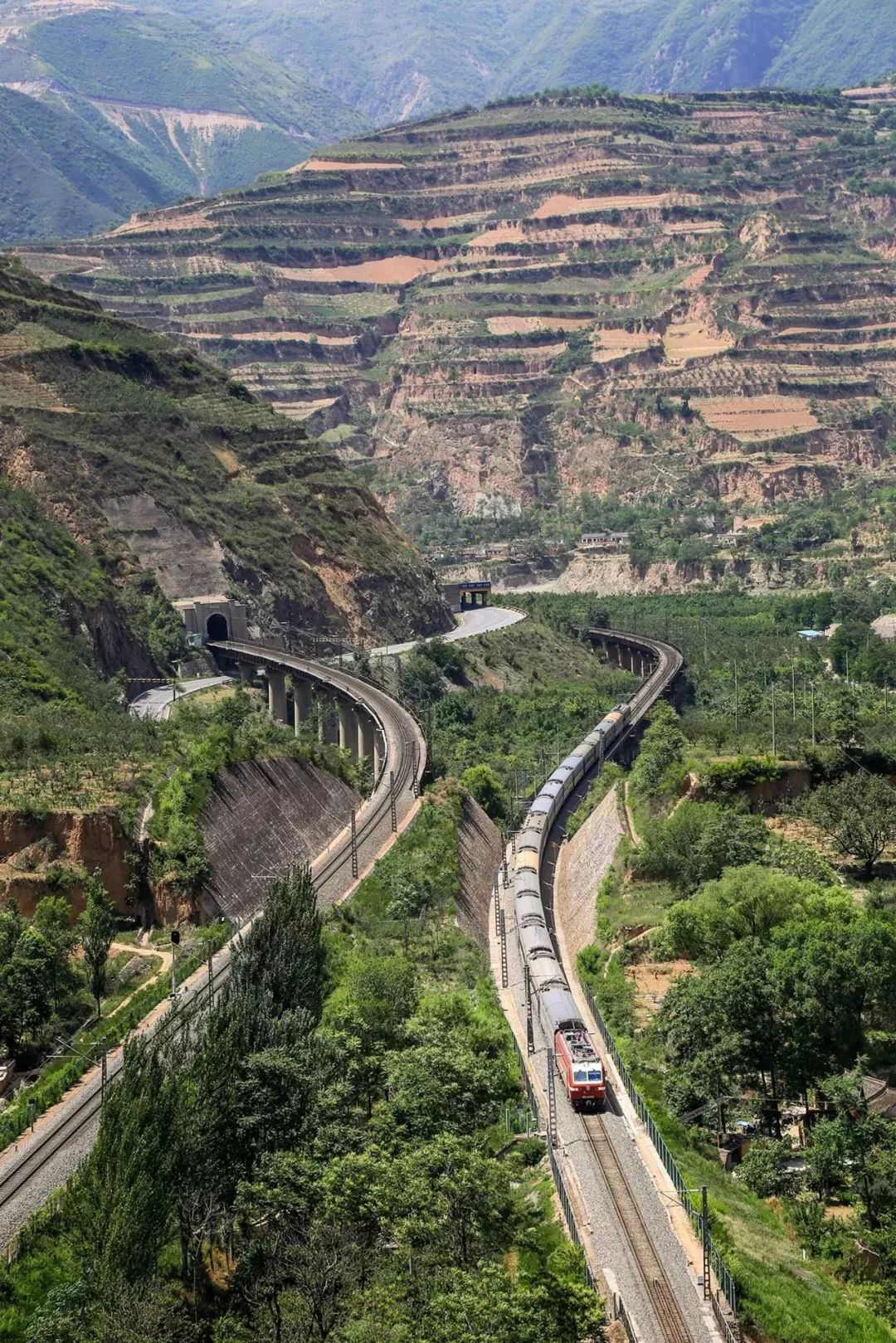 是长三角和西北地区间极为重要的运输通道 被称为"陇海铁路▼陇海