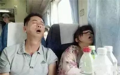 春運火車上的各種睡姿，笑著笑著就…… 搞笑 第14張