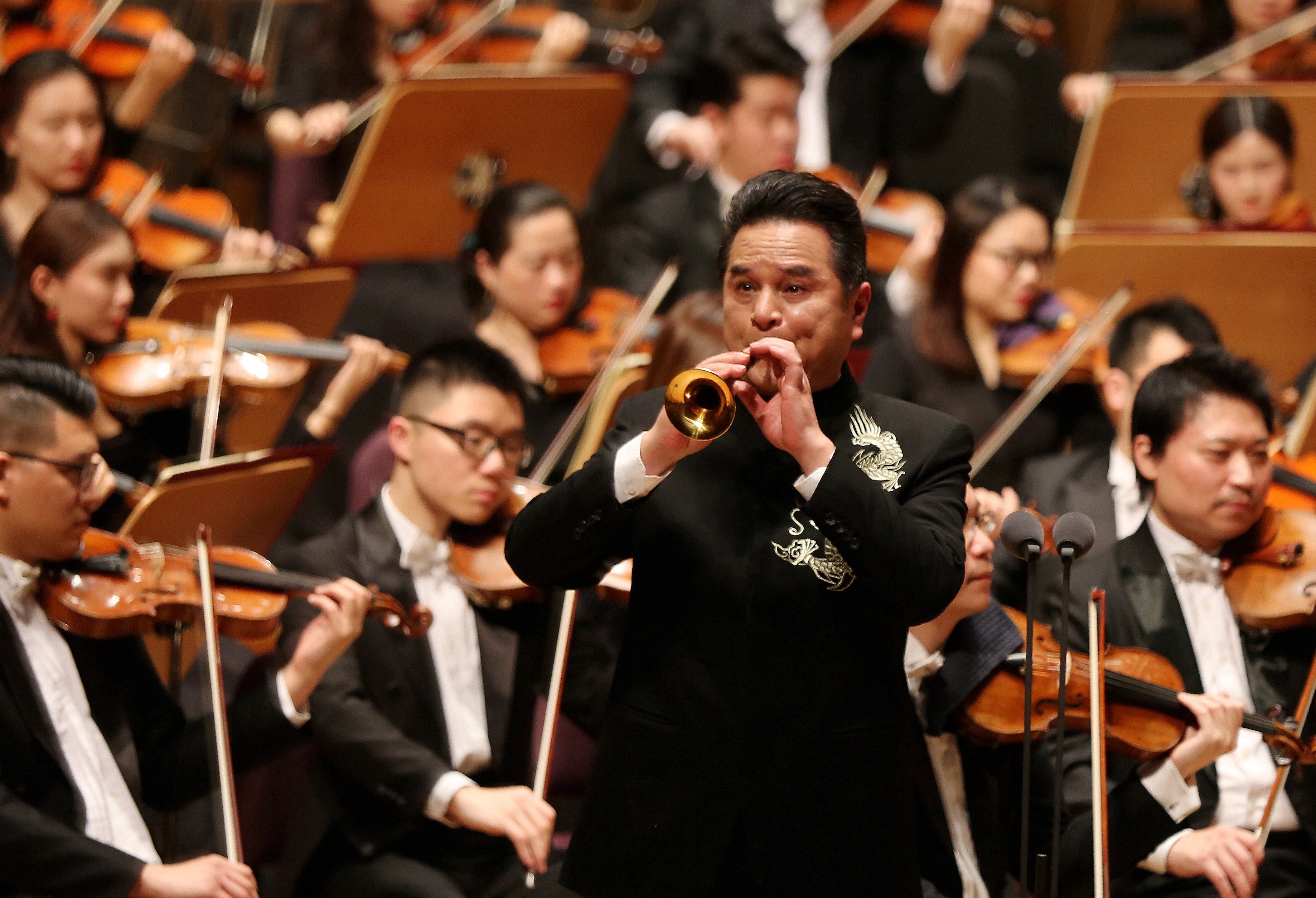 2月1日,上海交响乐团新春音乐会上,唢呐演奏家与乐队合奏.