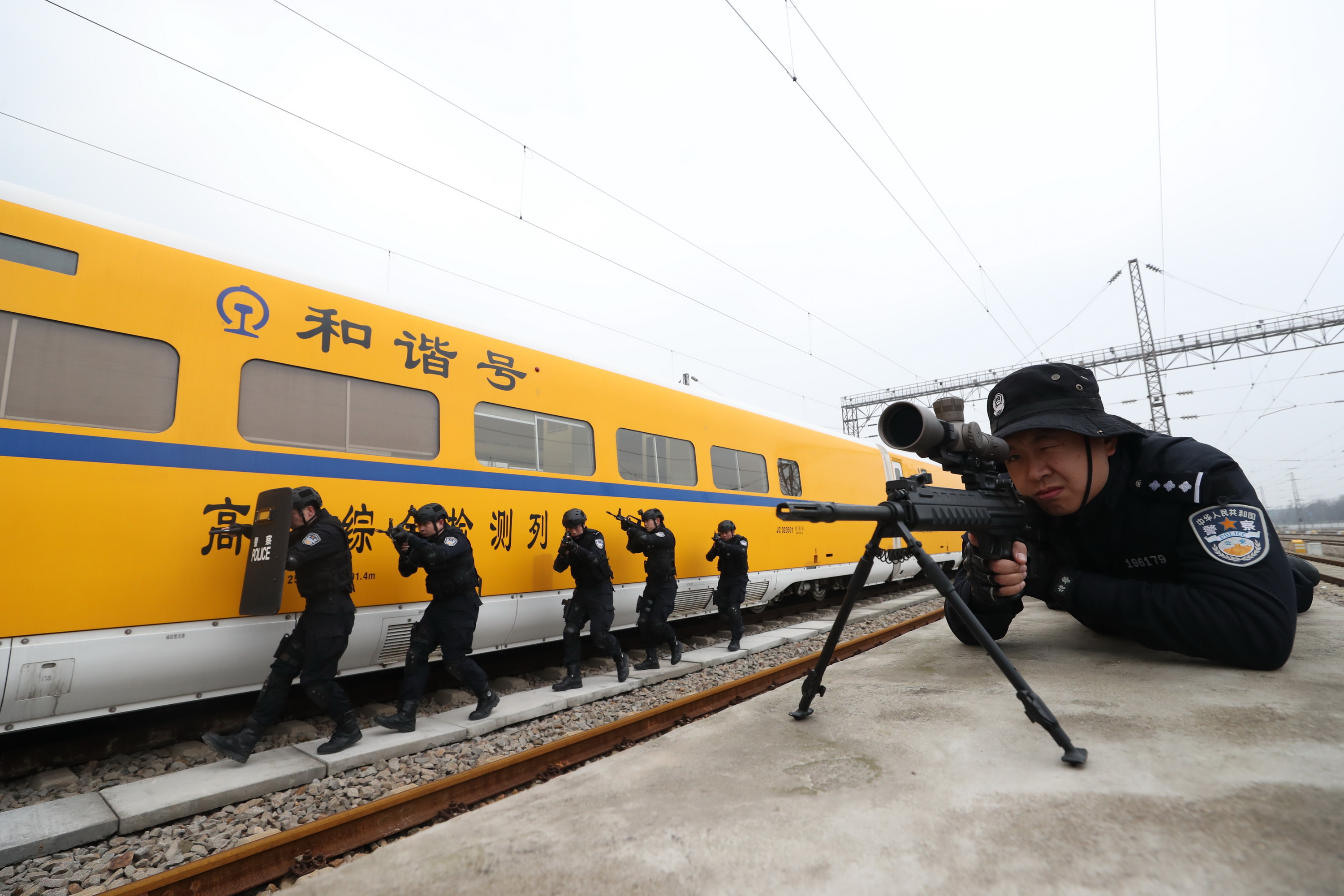 1月31日,武汉铁路公安处特警支队特警在武汉动车段开展应急排爆演练