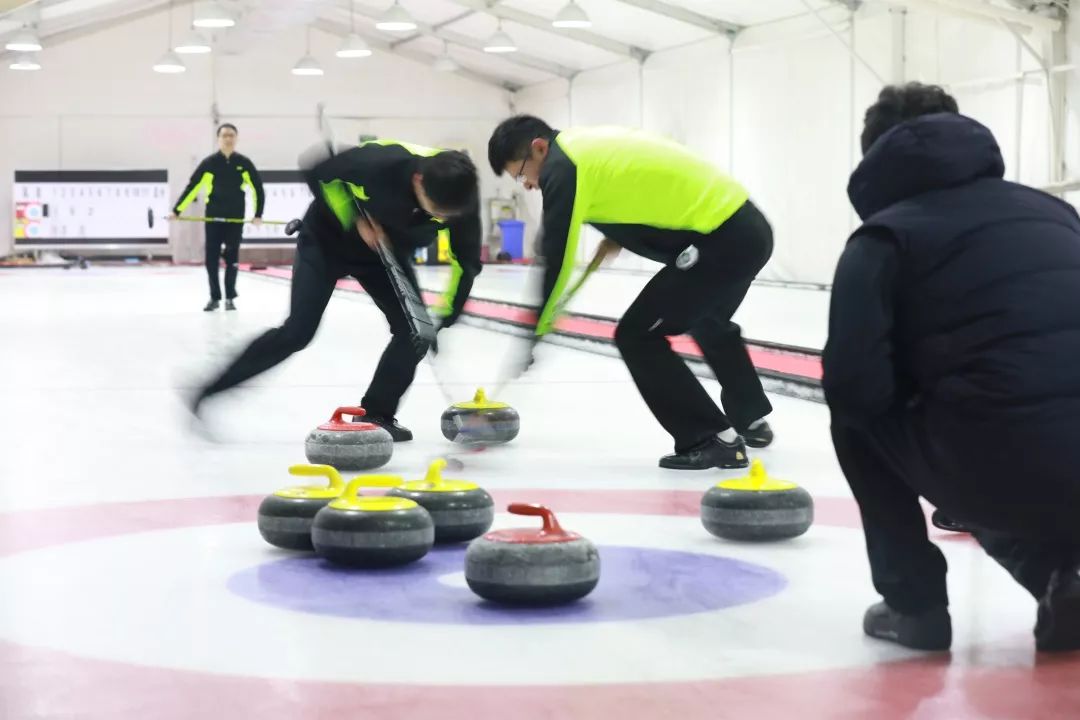 素有冰上国际象棋之称的冰壶,战术往往能决定两支势均力敌队伍最终的