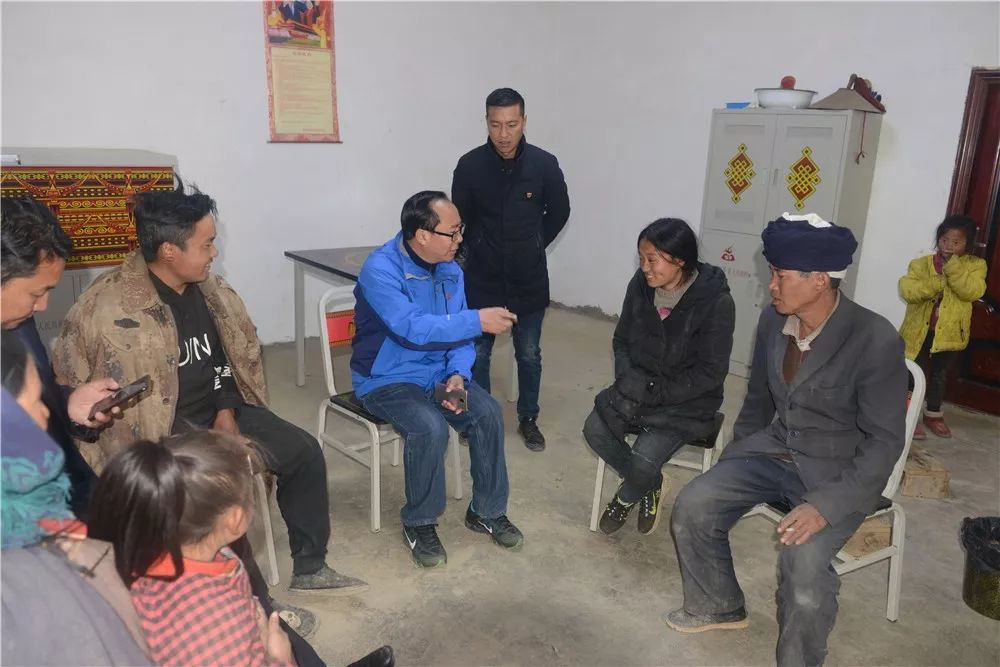 "近日 州扶贫移民局长王永贵来到美姑县阿居曲村,走进自己结对帮扶的