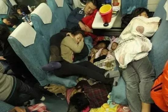 春運火車上的各種睡姿，笑著笑著就…… 搞笑 第8張