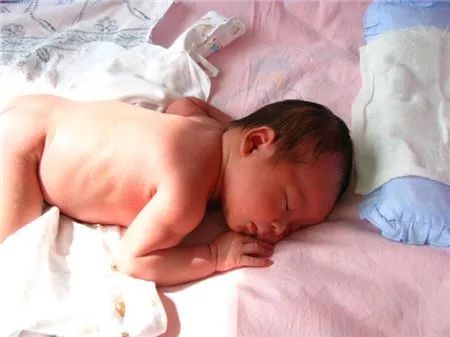 新生兒曬太陽退黃疸，卻導致寶寶發燒入院！月嫂教你，寶寶曬太陽的「正確姿勢」 親子 第3張