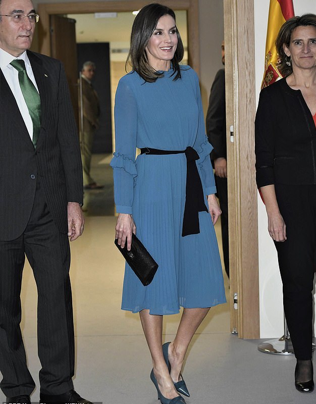 西班牙王后的节俭创新高！穿80块Zara蓝裙太气质，我以为是8千块_莱蒂齐亚