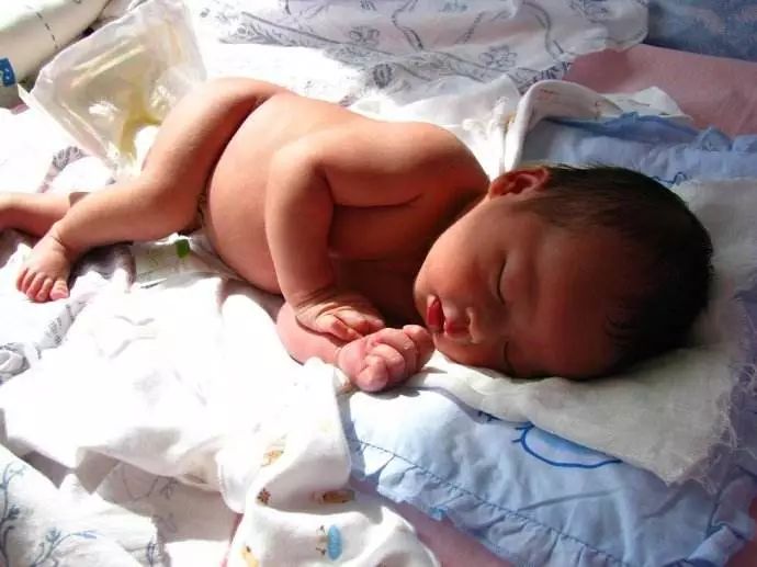 新生兒曬太陽退黃疸，卻導致寶寶發燒入院！月嫂教你，寶寶曬太陽的「正確姿勢」 親子 第7張