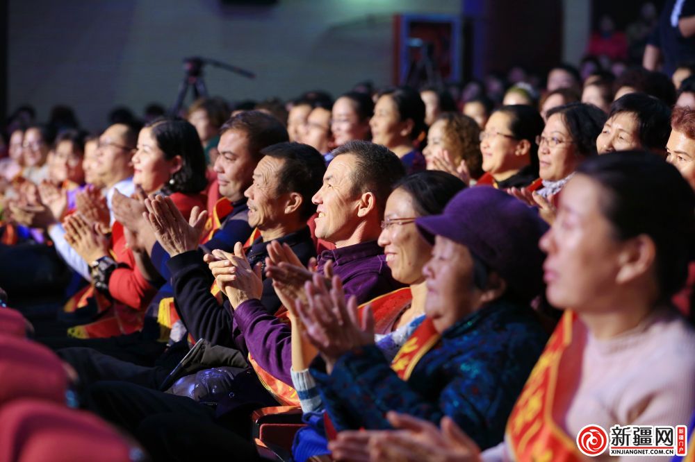 晚会现场气氛热烈,观众掌声不断