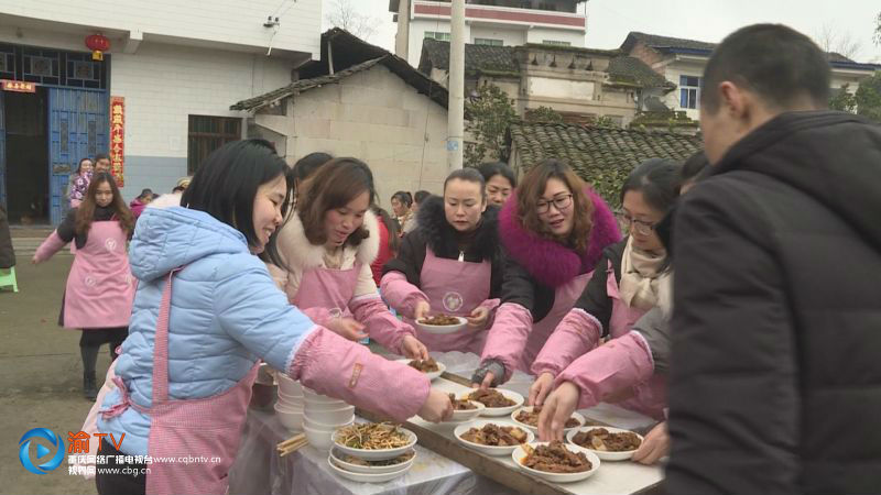 重庆垫江:杀年猪吃庖汤 浓浓年味迎新春