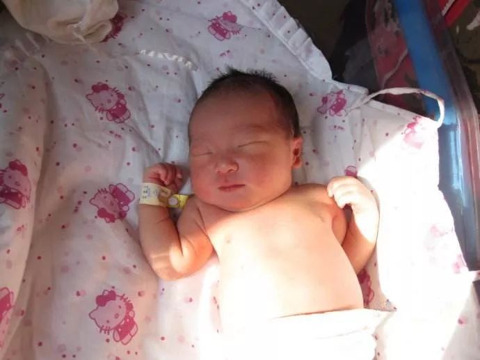 新生兒曬太陽退黃疸，卻導致寶寶發燒入院！月嫂教你，寶寶曬太陽的「正確姿勢」 親子 第6張