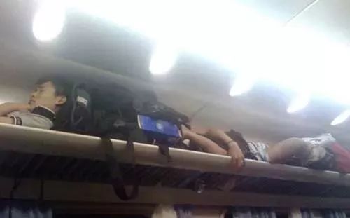 春運火車上的各種睡姿，笑著笑著就…… 搞笑 第27張