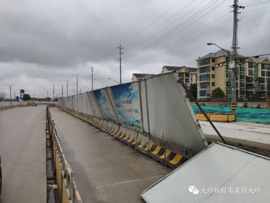 祁连山路(祁华路--塘祁路)段,临时防护墙部分倒塌