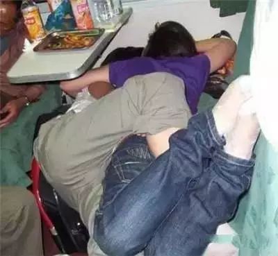 春運火車上的各種睡姿，笑著笑著就…… 搞笑 第10張
