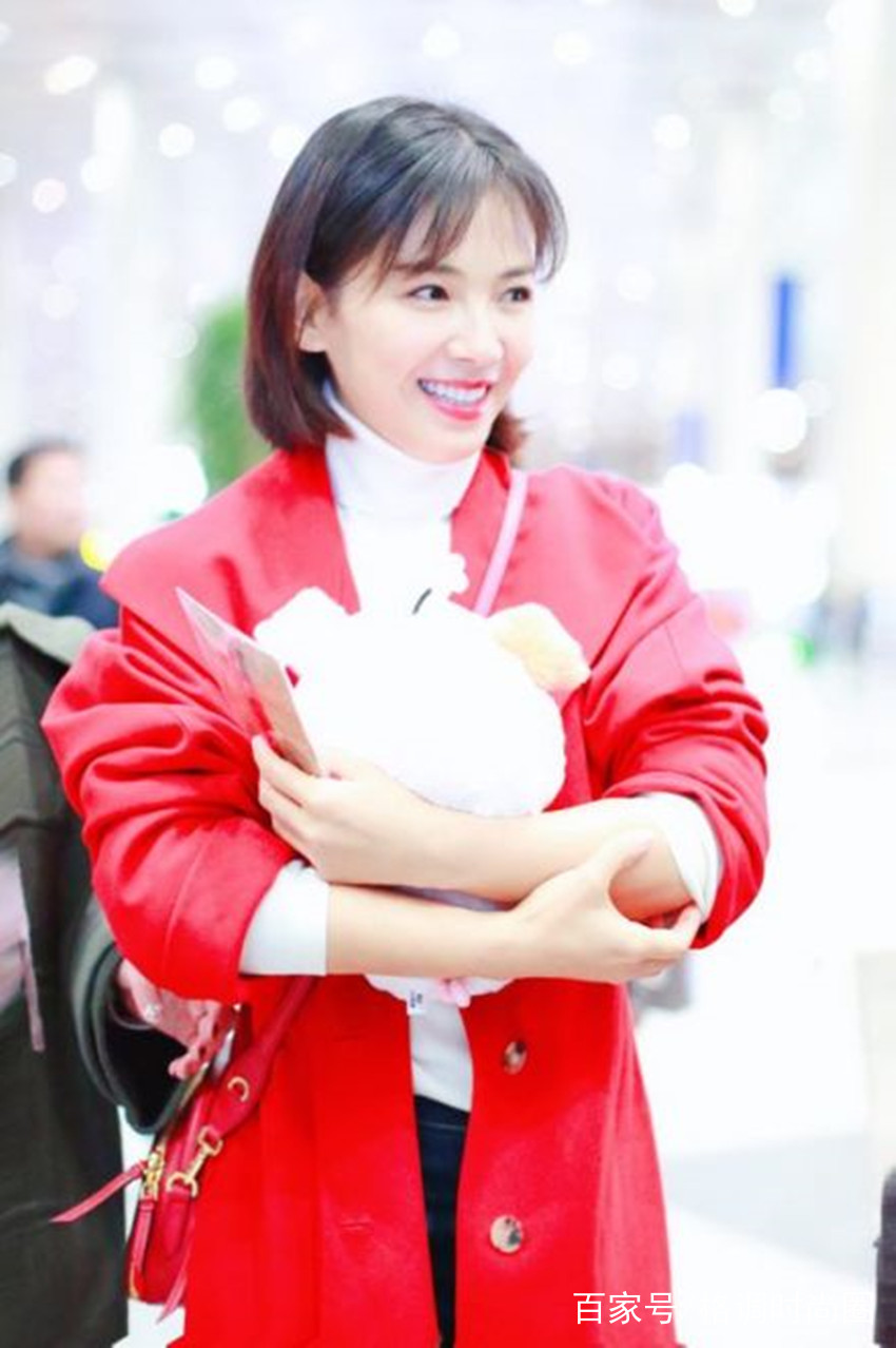 劉濤美起來不低調！紅色大衣配白色高領衫走機場，41歲美成小姑娘 時尚 第5張