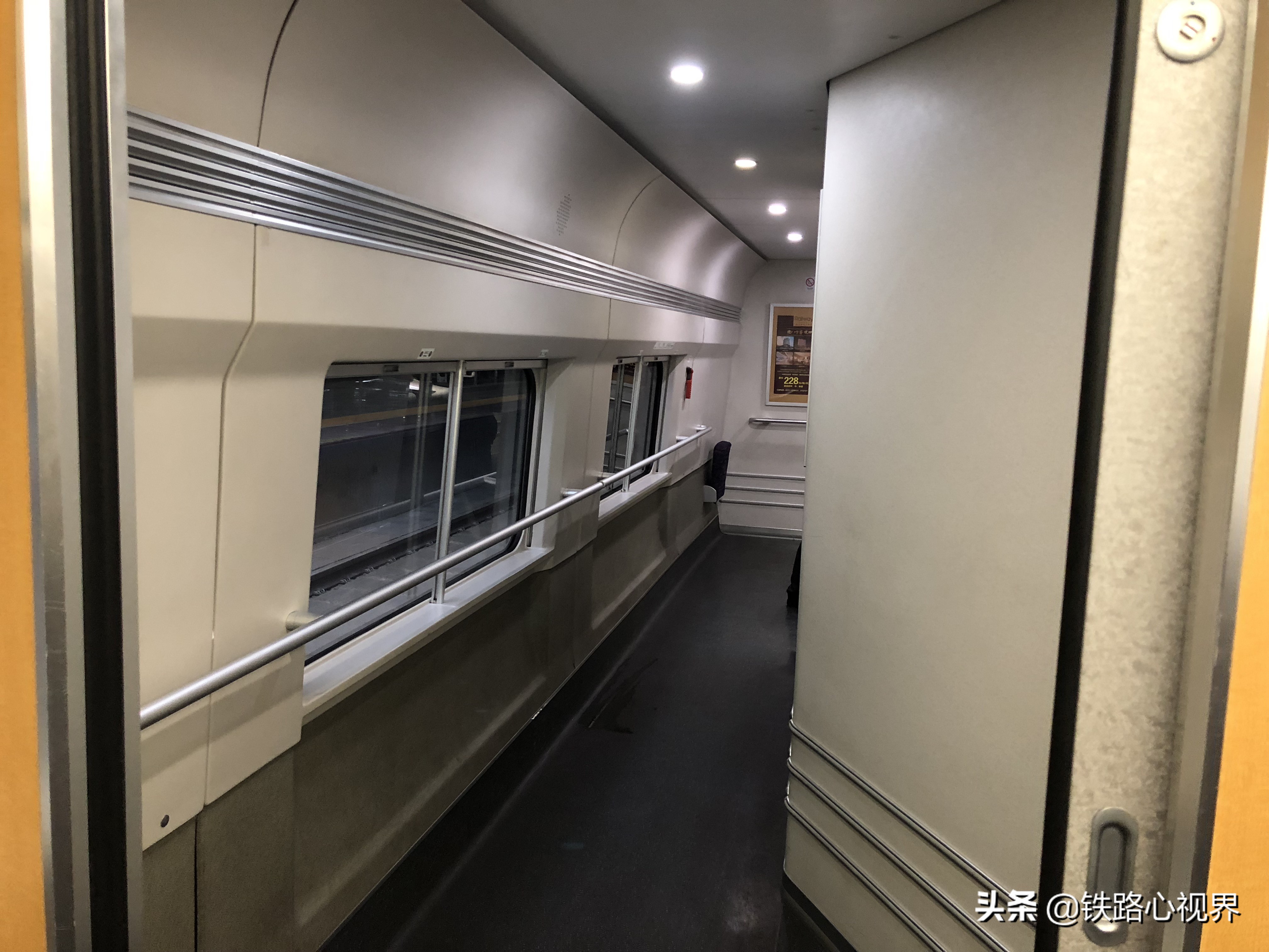 统型crh2a"和谐号"动车组,南宁铁路局主力列车,外号"带鱼"