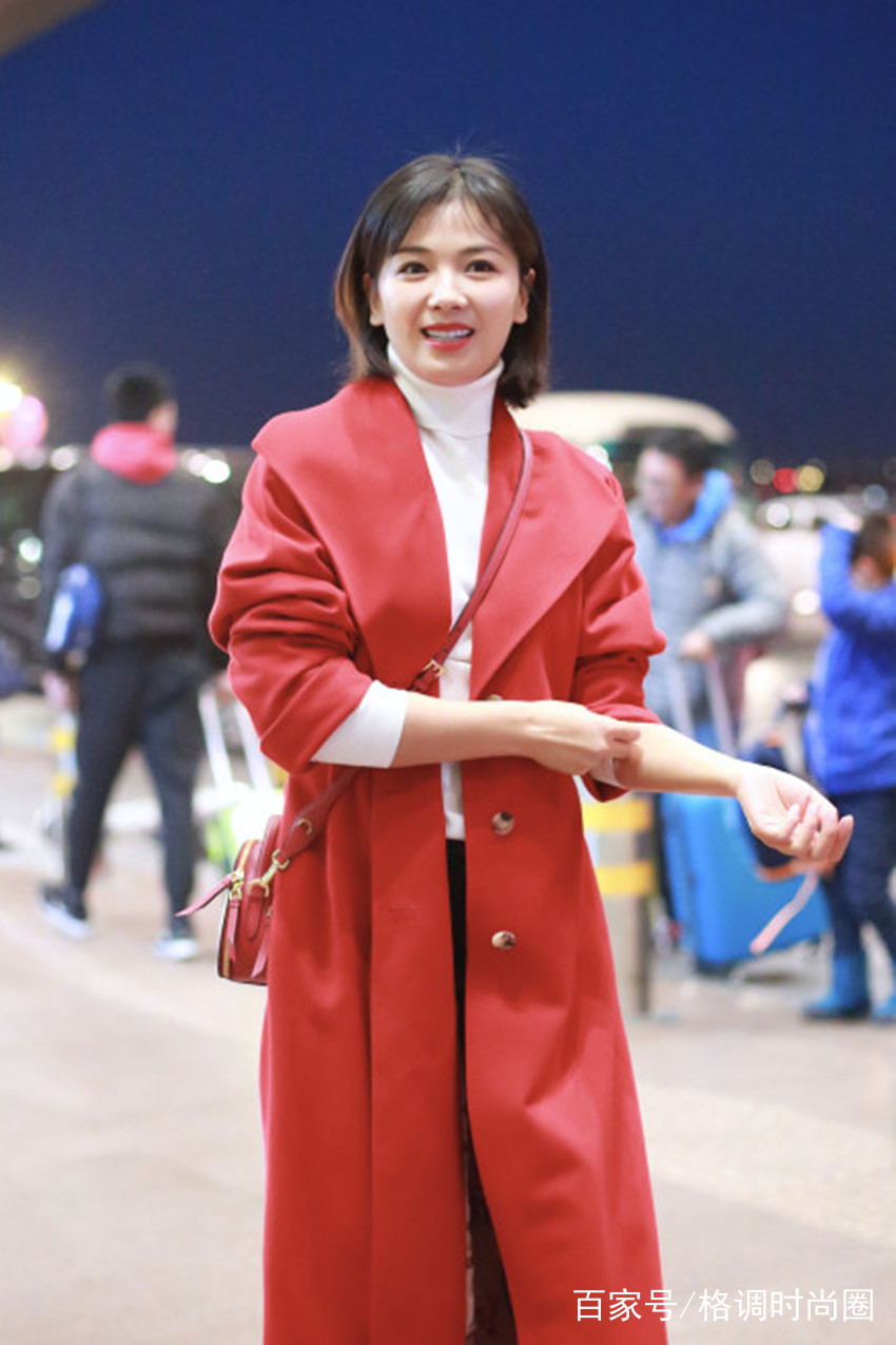 劉濤美起來不低調！紅色大衣配白色高領衫走機場，41歲美成小姑娘 時尚 第1張