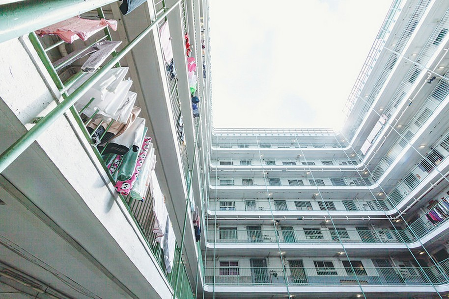 1/ 12 香港的公共屋邨,又被称为公屋,由香港的有关单位兴建,出租给