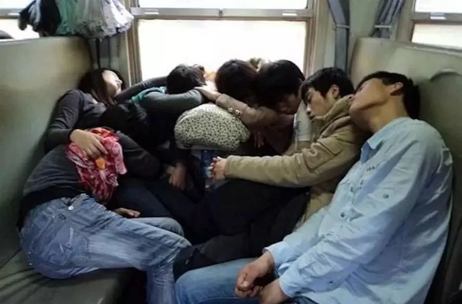 春運火車上的各種睡姿，笑著笑著就…… 搞笑 第7張