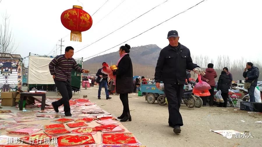 下面,请大家欣赏行行摄摄在山东省泗水县高峪镇尧山年集上的瞬间抓拍.