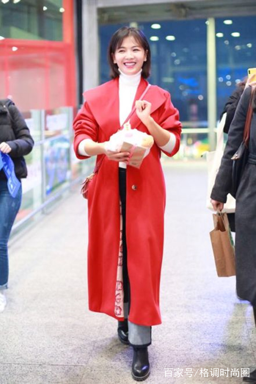 劉濤美起來不低調！紅色大衣配白色高領衫走機場，41歲美成小姑娘 時尚 第2張