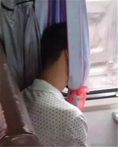 春運火車上的各種睡姿，笑著笑著就…… 搞笑 第20張