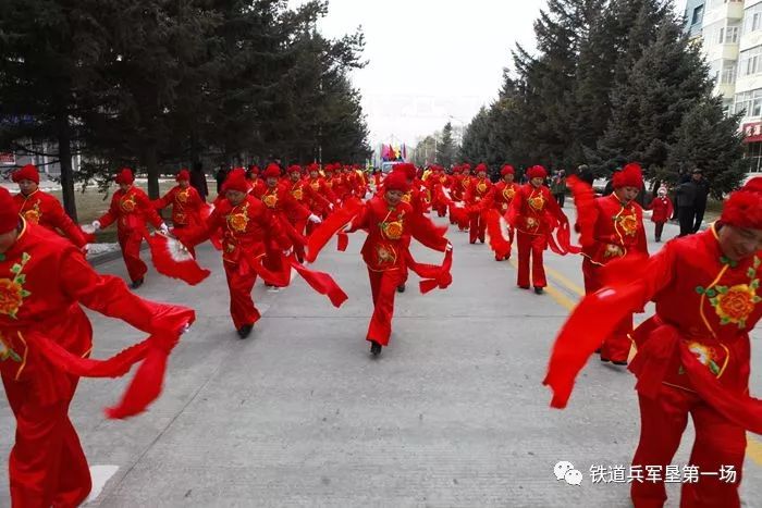 彩狮欢腾迎佳节大街小巷喜庆祥和喜庆的舞儿跳起来,欢快的秧歌扭起来