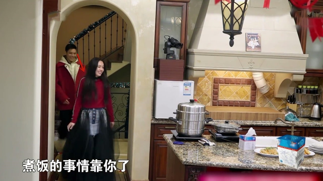 原創 郭碧婷去廚房做飯，向佐一邊笑一邊看著她，很甜蜜 娛樂 第6張