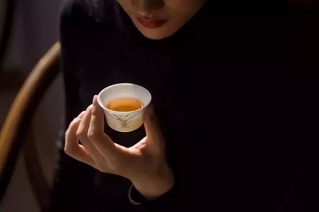 茶旅  手捧一杯茶,总会想到你,和对的人一起喝,清水煮茶,看壶中的茶叶