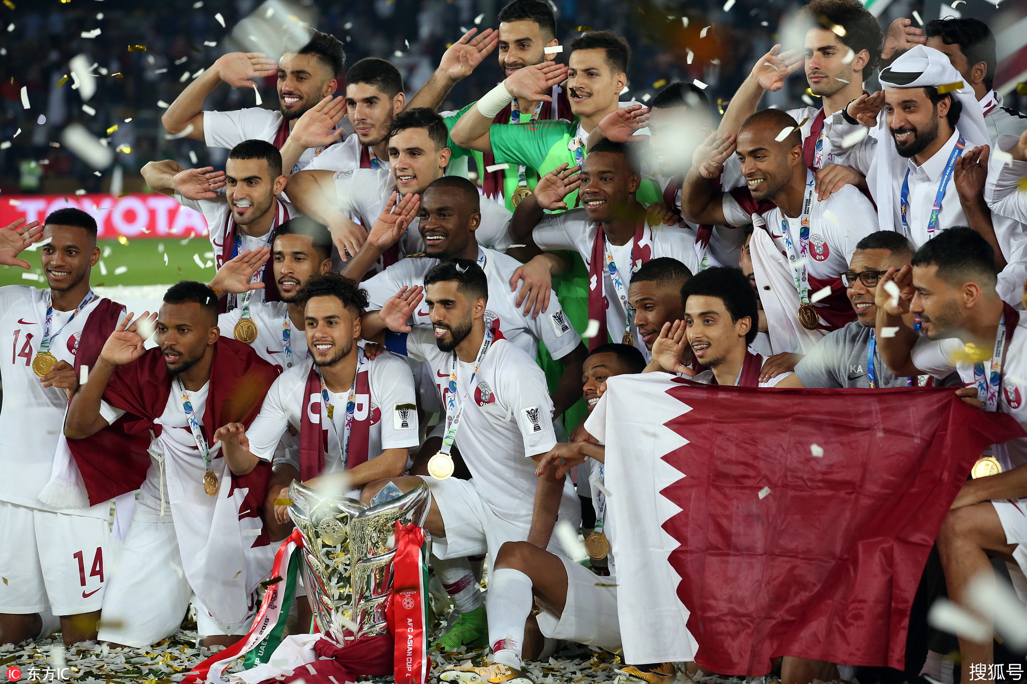 卡塔尔首夺亚洲杯冠军 队员捧杯庆祝