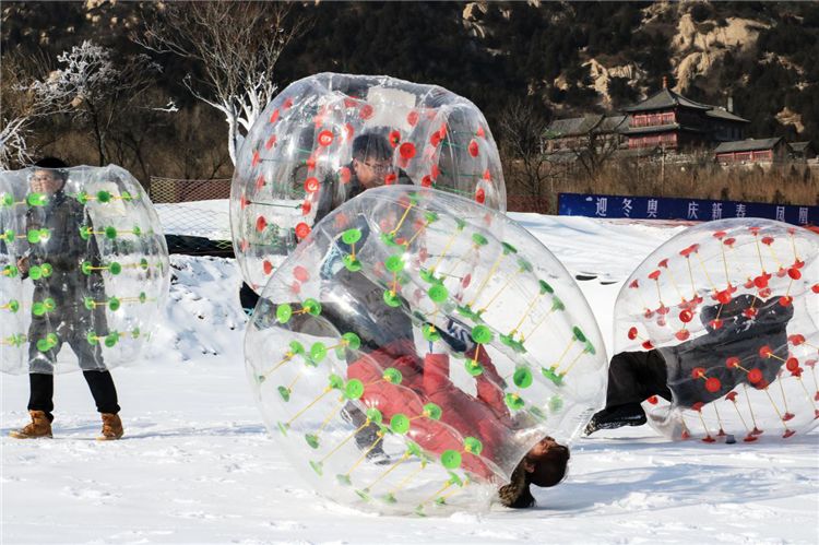 不过我们吃得开心 玩也要玩的好 燃情冰雪 共迎冬奥 凤凰岭冰雪乐园是