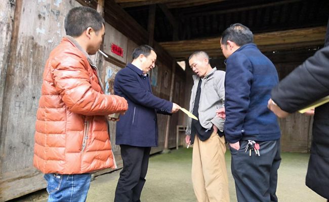 联系帮扶贫困村松桃县普觉镇尖山村和梁洪村开展春节前走访慰问活动