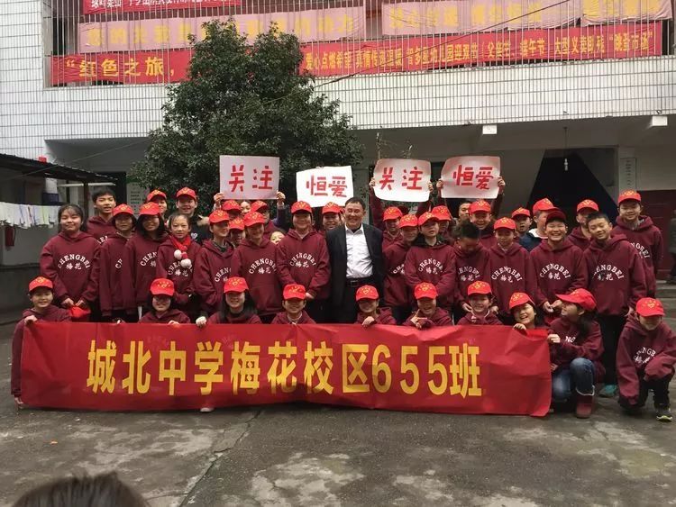 城北中学在宁乡步行街,十三中志愿者劝导市民不乱扔垃圾纸屑,不闯