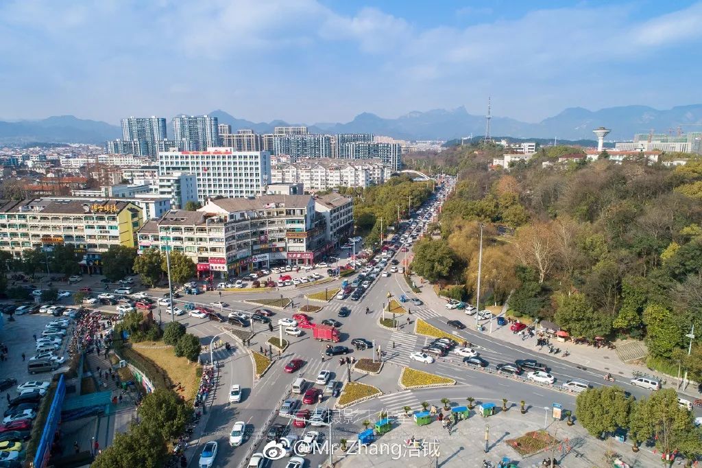 拥挤的浦江县城街道.