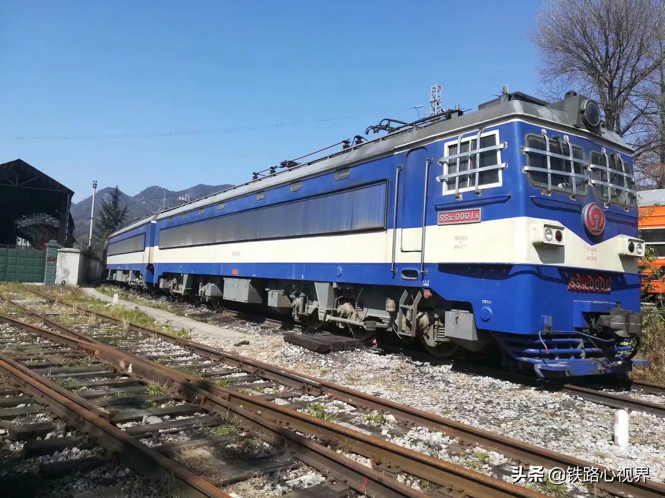 该机车车内设备总体布置与韶山3型电力机车基本相同,持续功率2×4320