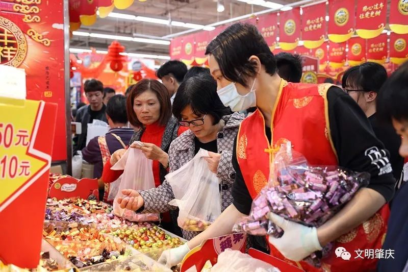 商家店里的年货糖果,饼干,坚果